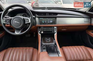 Седан Jaguar XF 2017 в 