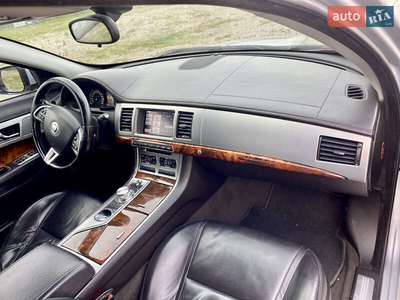 Седан Jaguar XF 2013 в Новояворовске