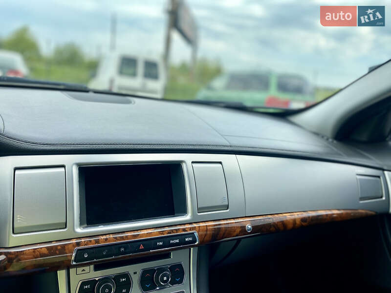 Седан Jaguar XF 2013 в Новояворовске