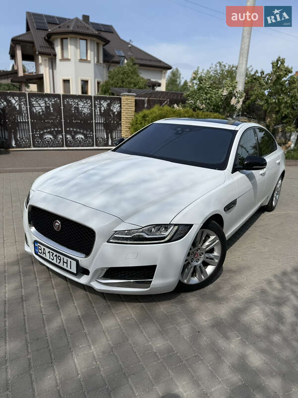 Седан Jaguar XF 2016 в 