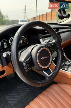 Седан Jaguar XF 2016 в 