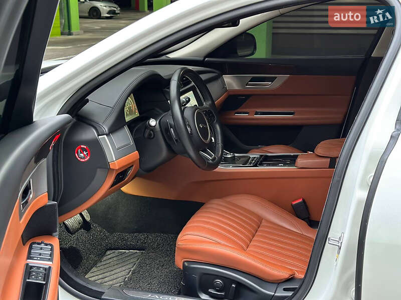 Седан Jaguar XF 2016 в Києві