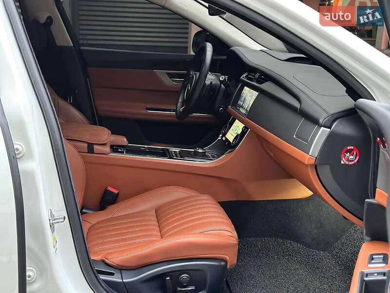 Седан Jaguar XF 2016 в Києві