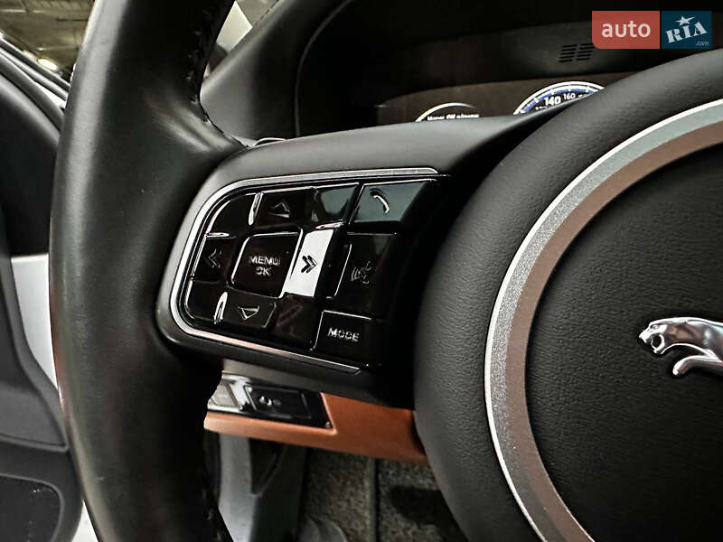 Седан Jaguar XF 2016 в Києві