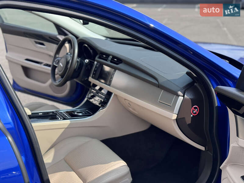 Седан Jaguar XF 2016 в Киеве