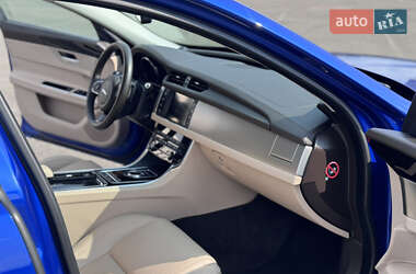 Седан Jaguar XF 2016 в 