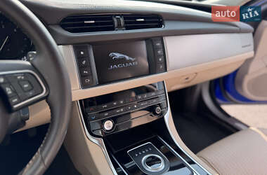 Седан Jaguar XF 2016 в 