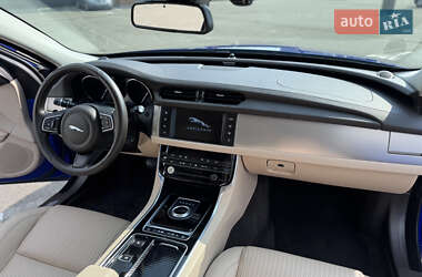 Седан Jaguar XF 2016 в 