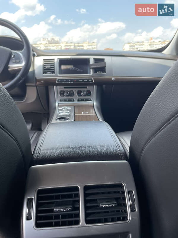 Седан Jaguar XF 2013 в Києві