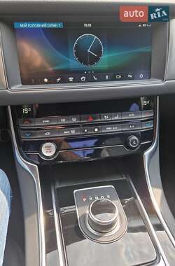 Седан Jaguar XF 2020 в 