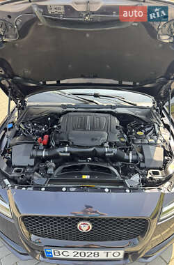 Седан Jaguar XF 2015 в 