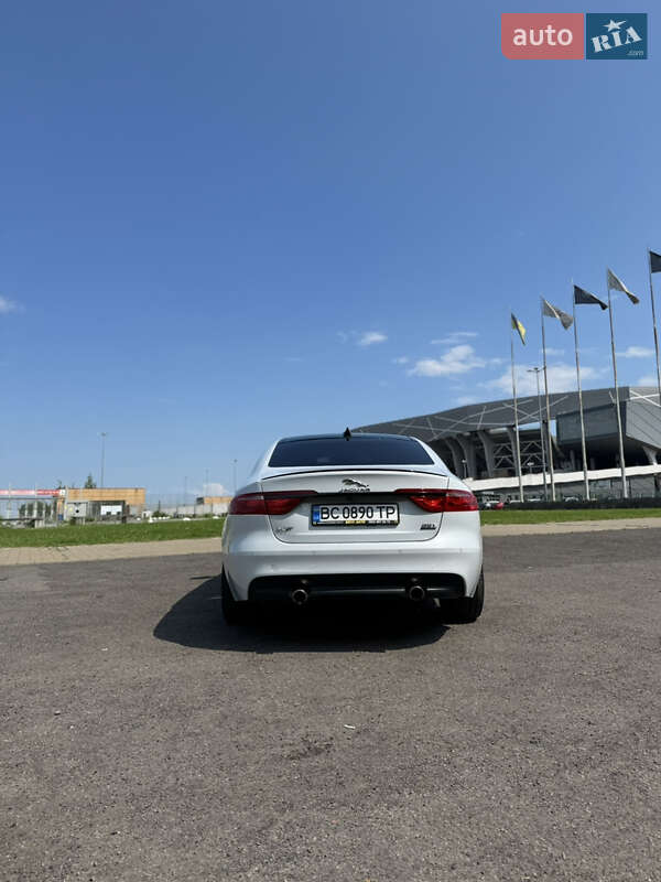 Седан Jaguar XF 2016 в Львове