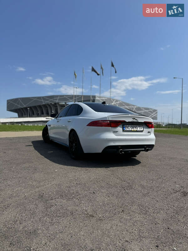 Седан Jaguar XF 2016 в Львове