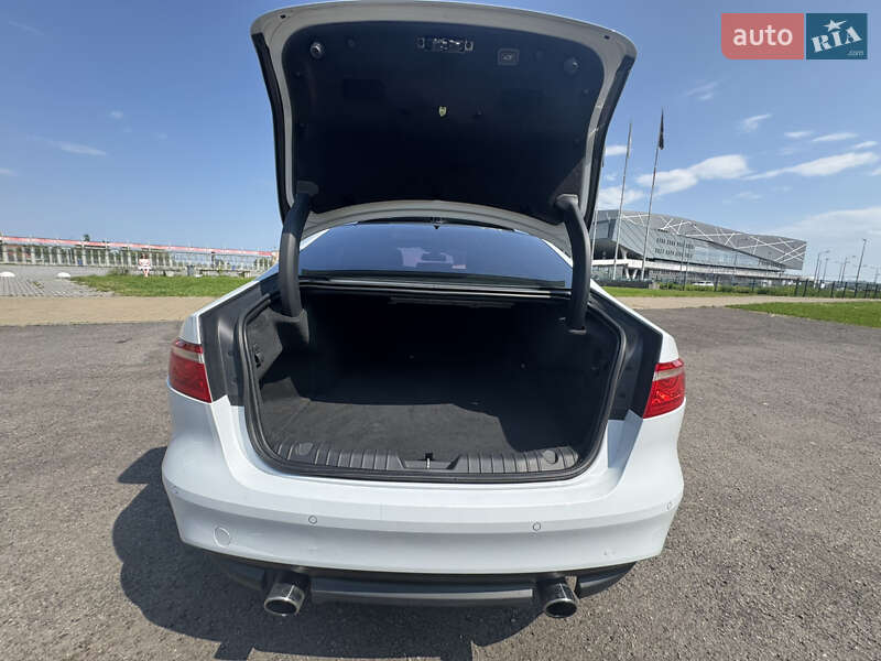 Седан Jaguar XF 2016 в Львове