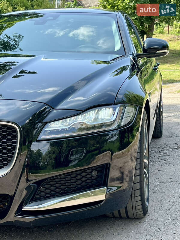Седан Jaguar XF 2018 в Валках
