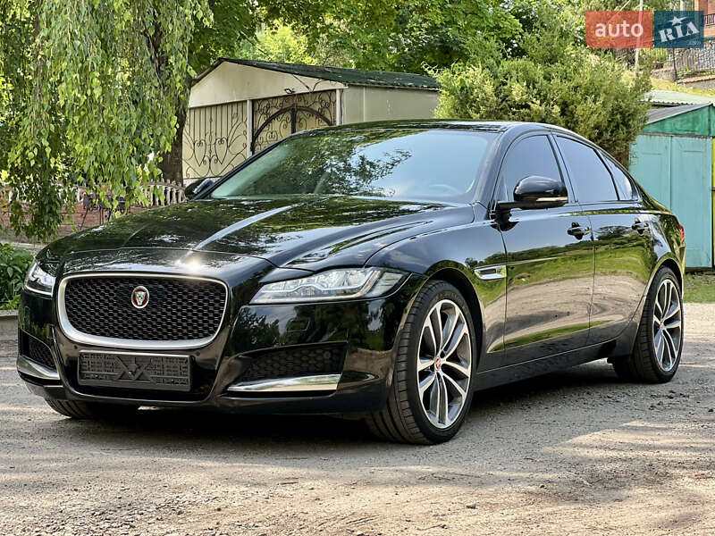 Седан Jaguar XF 2018 в Валках