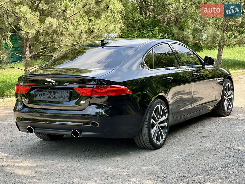 Седан Jaguar XF 2018 в Валках
