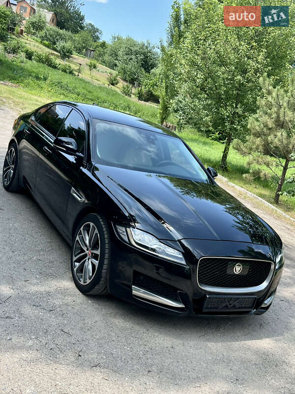 Седан Jaguar XF 2018 в Валках