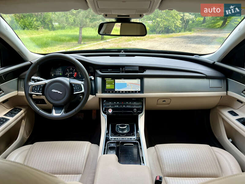 Седан Jaguar XF 2018 в Валках
