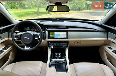 Седан Jaguar XF 2017 в 