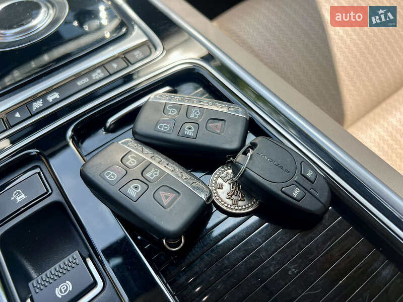 Седан Jaguar XF 2018 в Валках