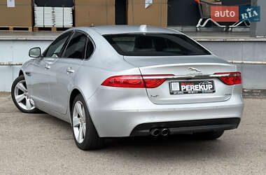 Седан Jaguar XF 2016 в 