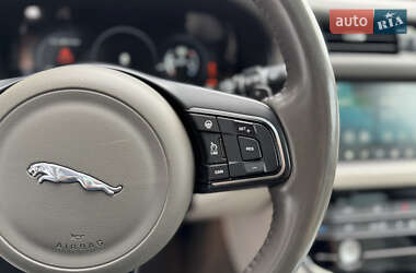 Седан Jaguar XF 2016 в 