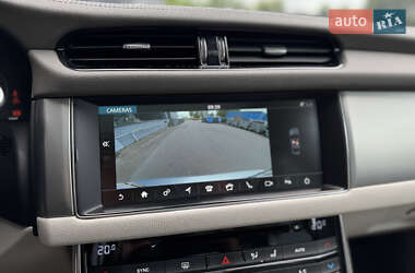 Седан Jaguar XF 2016 в 
