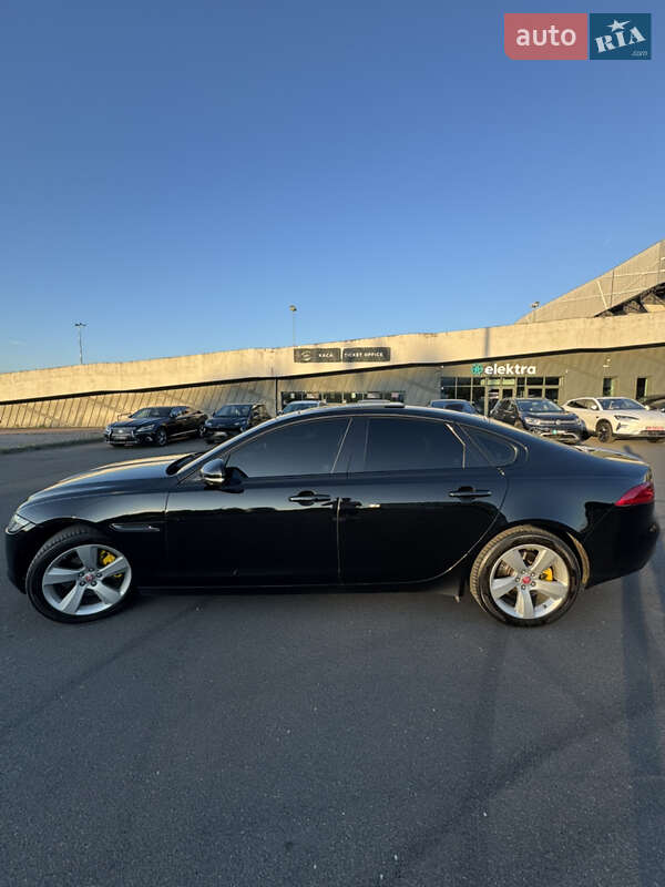 Седан Jaguar XF 2017 в Львове