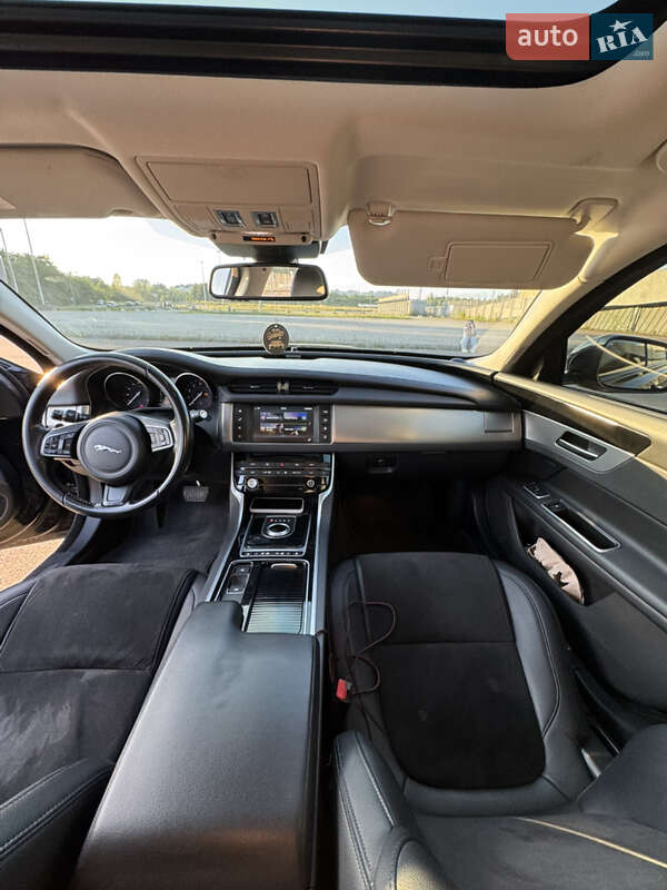Седан Jaguar XF 2017 в Львове
