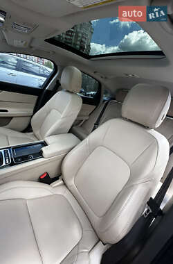 Седан Jaguar XF 2017 в 