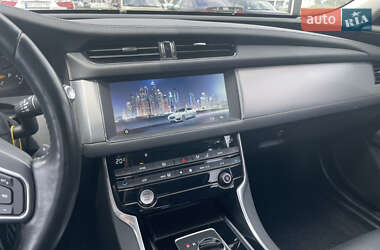 Седан Jaguar XF 2016 в 