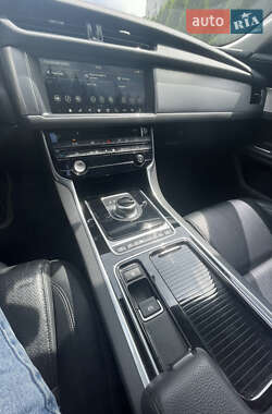 Седан Jaguar XF 2016 в 