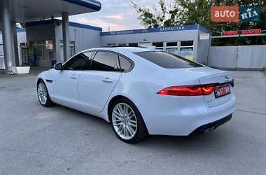 Седан Jaguar XF 2017 в 