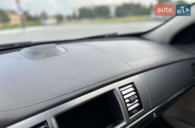 Седан Jaguar XF 2012 в 