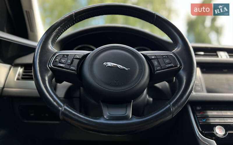 Седан Jaguar XF 2017 в Львове