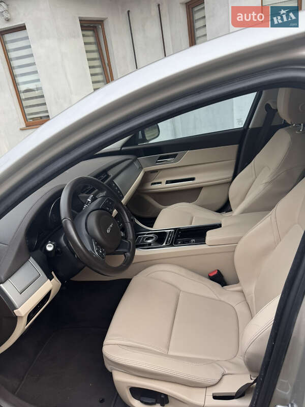 Седан Jaguar XF 2016 в Львові