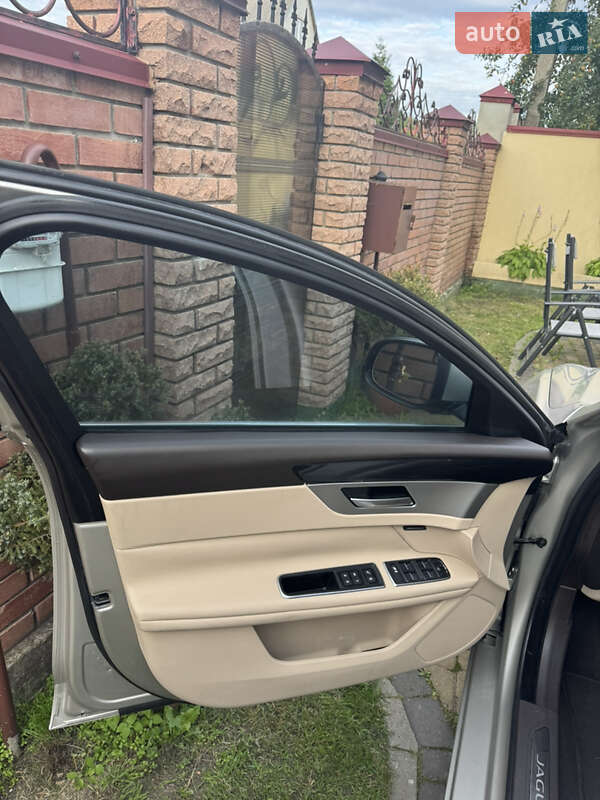 Седан Jaguar XF 2016 в Львові