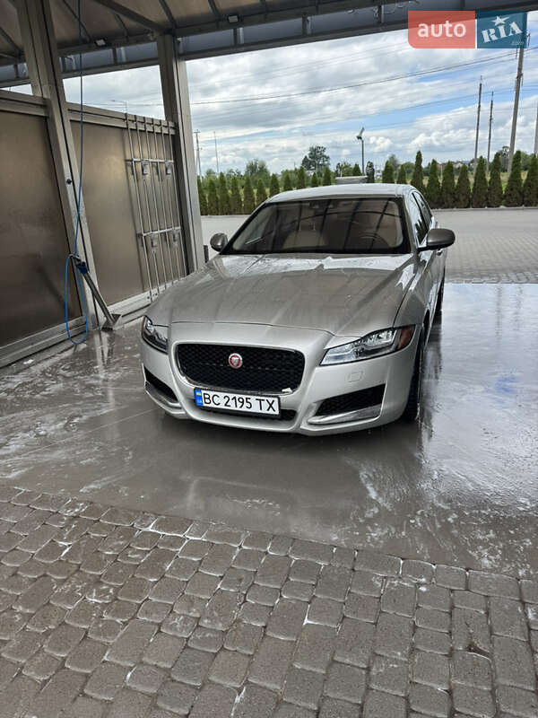 Седан Jaguar XF 2016 в Львові