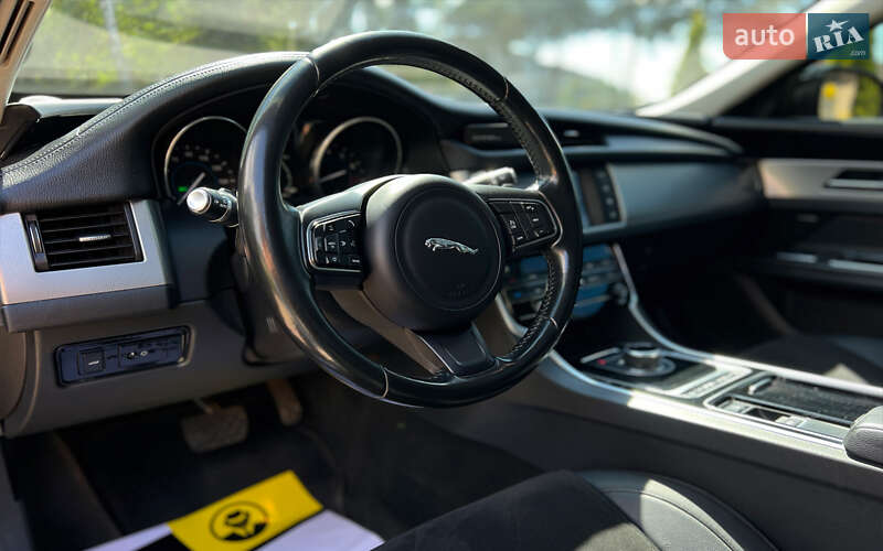 Седан Jaguar XF 2017 в Львове