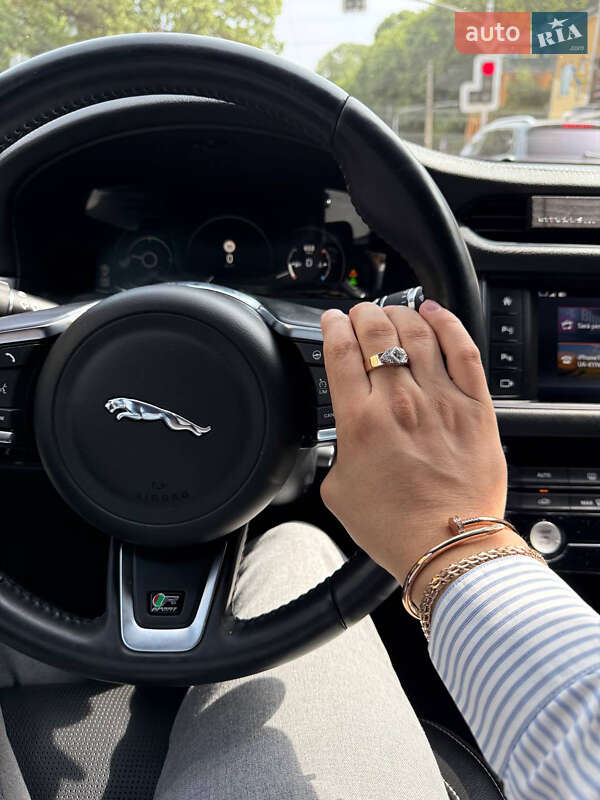 Седан Jaguar XF 2016 в Львове