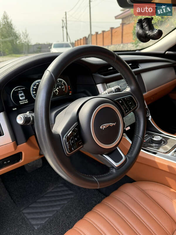 Седан Jaguar XF 2016 в Кропивницком