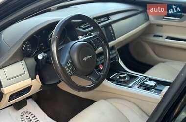 Седан Jaguar XF 2017 в 