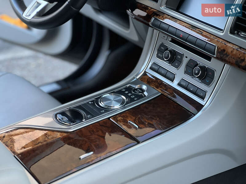 Седан Jaguar XF 2014 в Тернополі