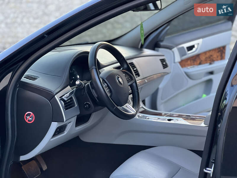Седан Jaguar XF 2014 в Тернополі