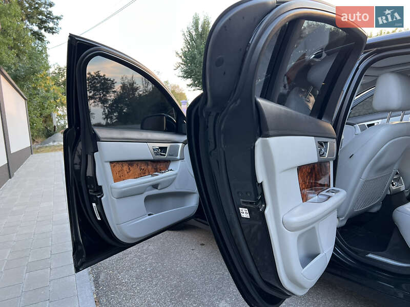 Седан Jaguar XF 2014 в Тернополі