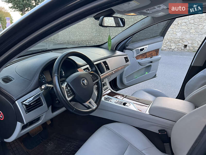 Седан Jaguar XF 2014 в Тернополі