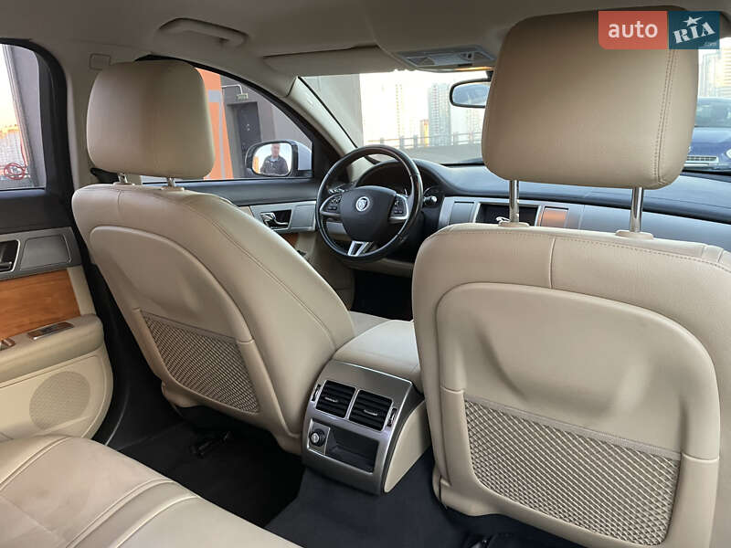 Седан Jaguar XF 2012 в Киеве