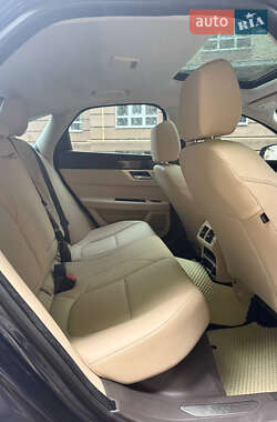 Седан Jaguar XF 2016 в 