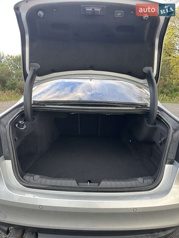 Седан Jaguar XF 2016 в Львове